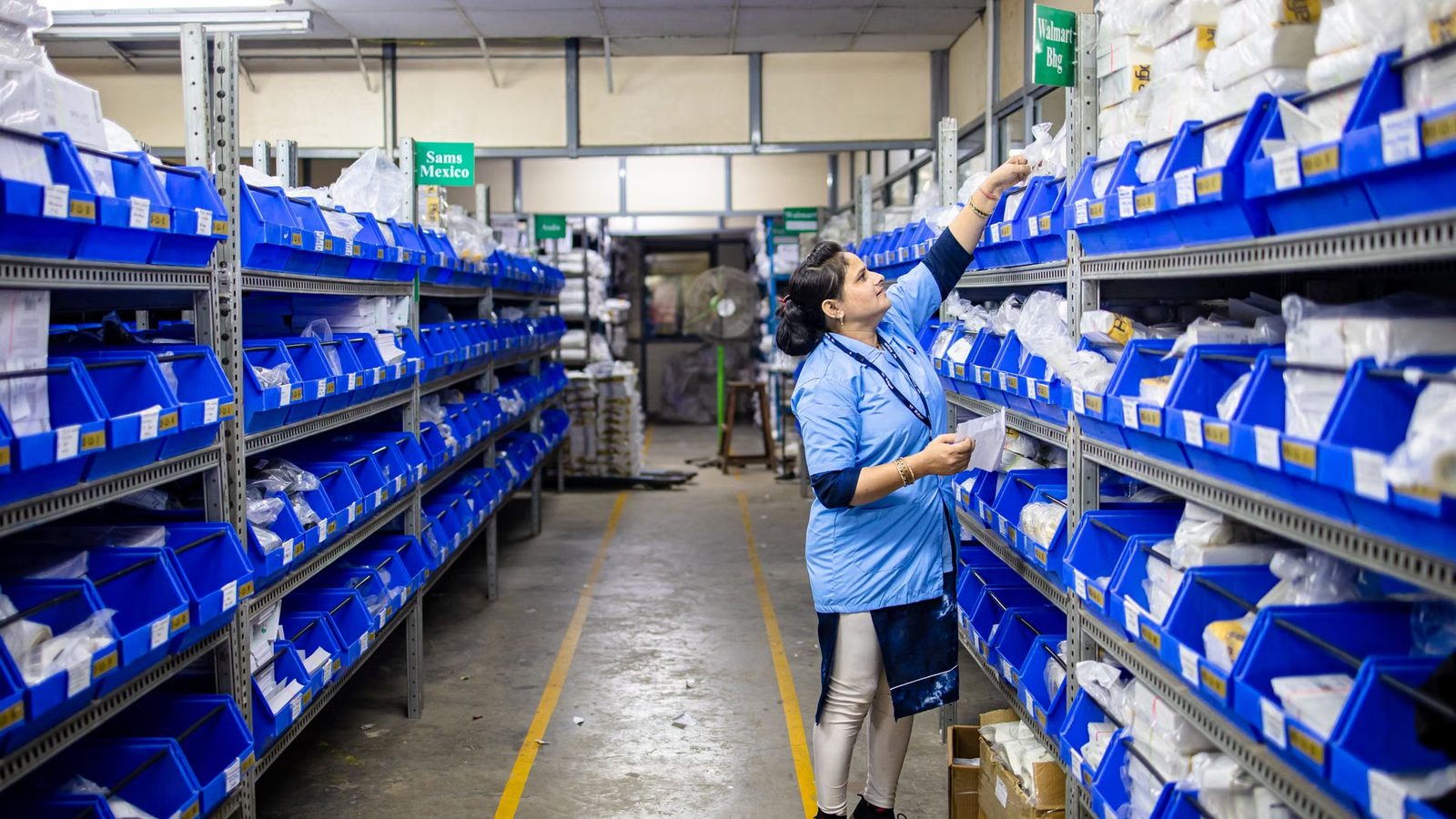 Picking orders among warehouse shelves